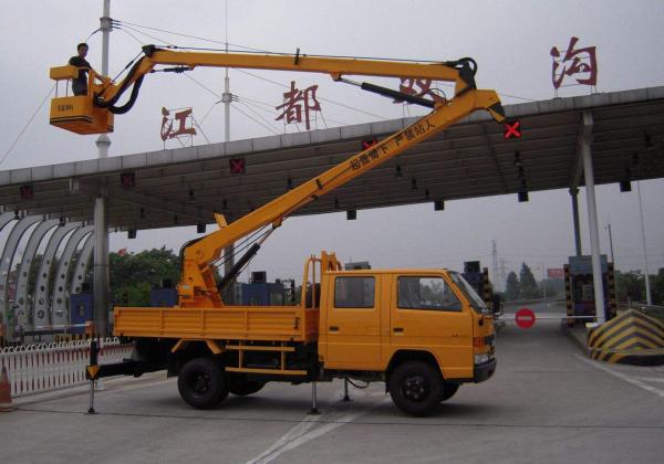 曲臂式升降機(jī)16（曲臂式升降機(jī)多少錢(qián)一天）